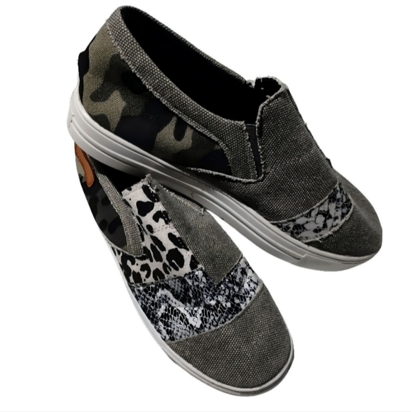 WOMEN'S (SIZE 11) SLIP-ON FASHION SNEAKER - Picture 2 of 5